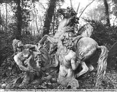 تريتون يجهز حصانين من الشمس في بستان حمامات أبولو ، c.1667-72 (رخام) بواسطة غاسبار وبالتزار مارسي